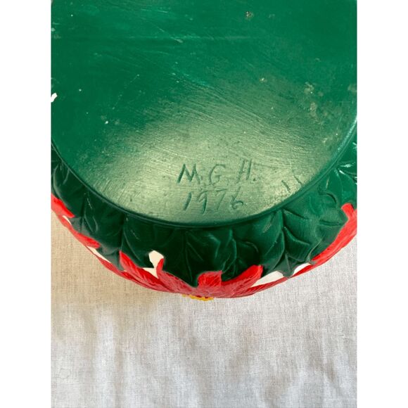 Christmas Poinsettia Pottery Decoration/Bowl/Dish Signed M.G.H. 1976, Holiday - Picture 5 of 9